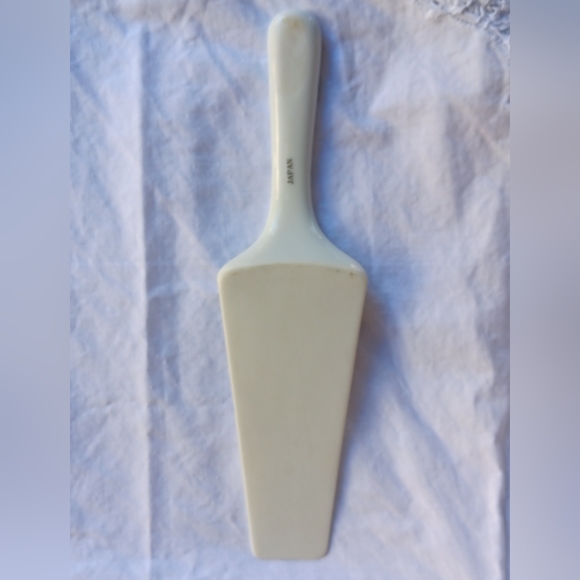 Vintage Ceramic Cake Server Butterfly & Floral on white - Picture 3 of 8